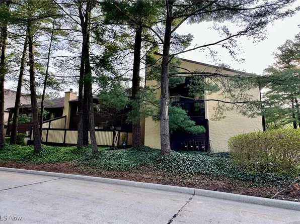 565 Hampton Ridge Dr, Akron, OH 44313