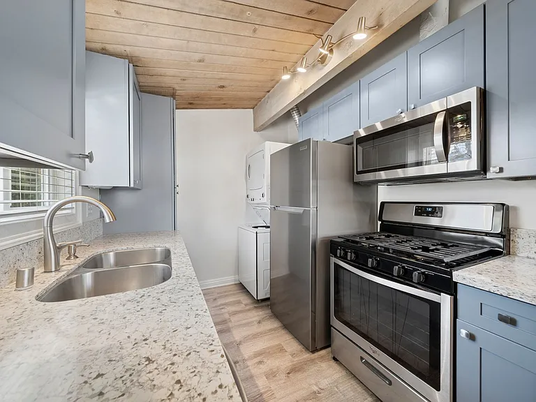 2545 Elden Ave — Photo 6