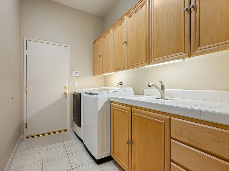 285 W Kavenish Dr — Photo 33