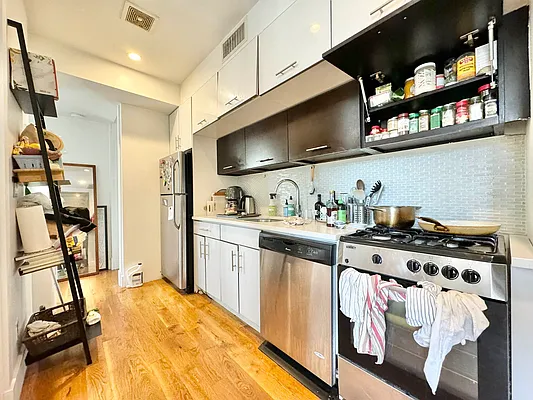 Rented by Pear NYC LLC | media 7