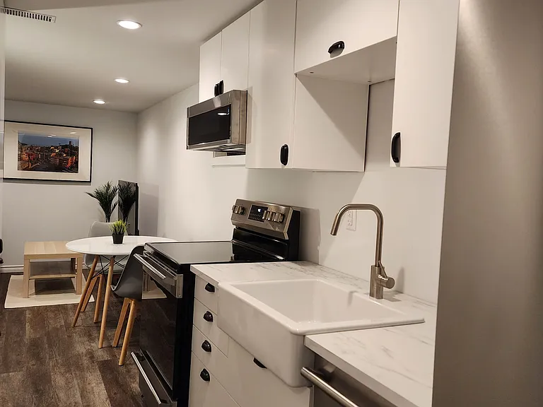 1599 Sandgate Cres #LOWER — Photo 5