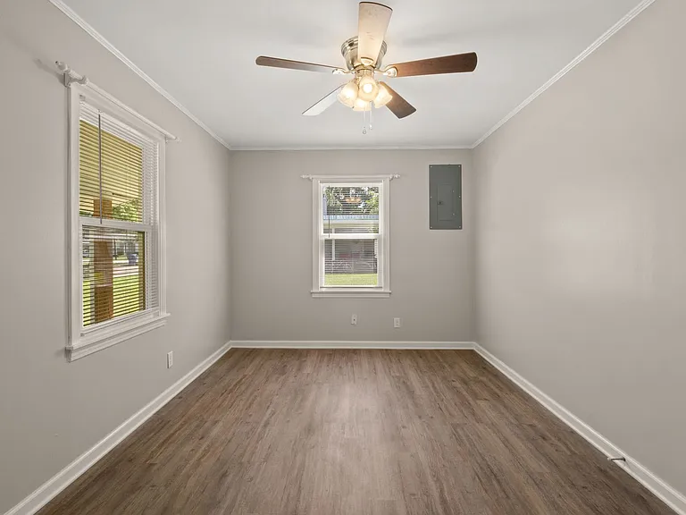 411 Allen St — Photo 8