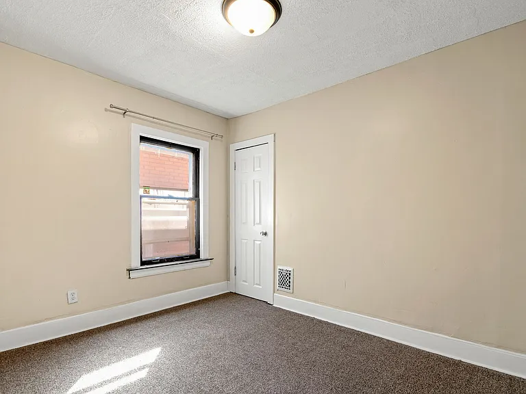 1476 W Grand Blvd — Photo 16