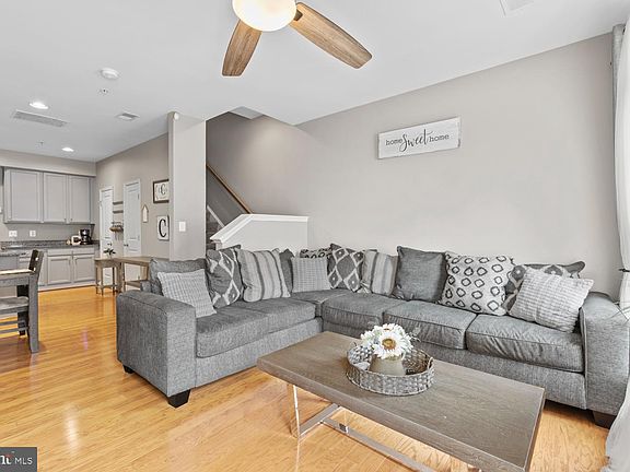 4th image of 7919 Crescent Park Dr