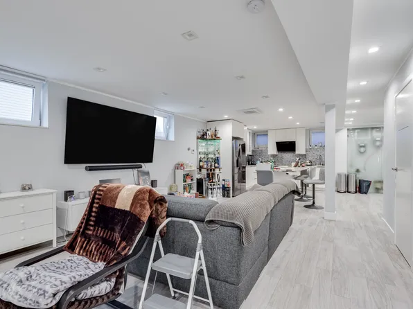 2020 Bleecker Street image 19 of 35