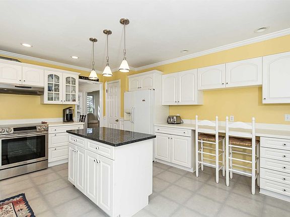 4th image of 60 Thornhill Dr
