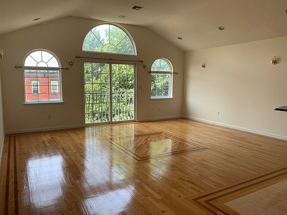 3rd image of 22 Jefferson Ave #2