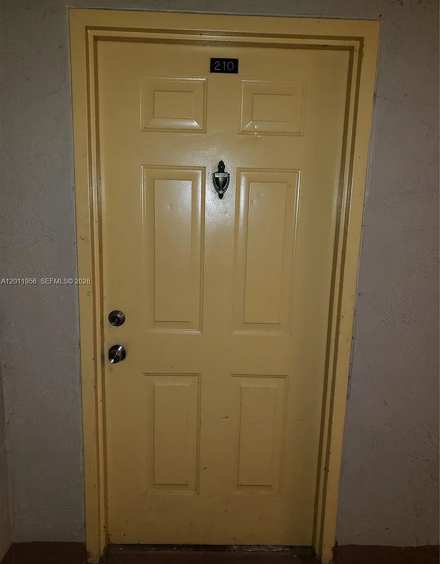 Kendall Lake Towers Condo — Photo 2