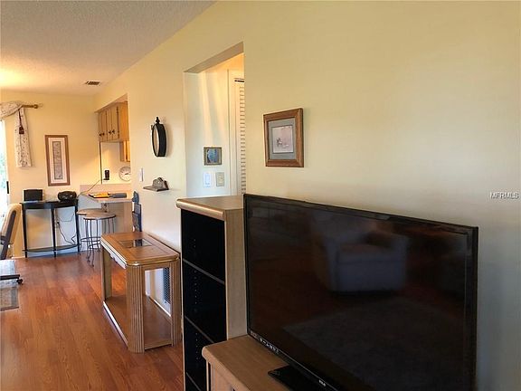 4th image of 1074 Windsor Ter