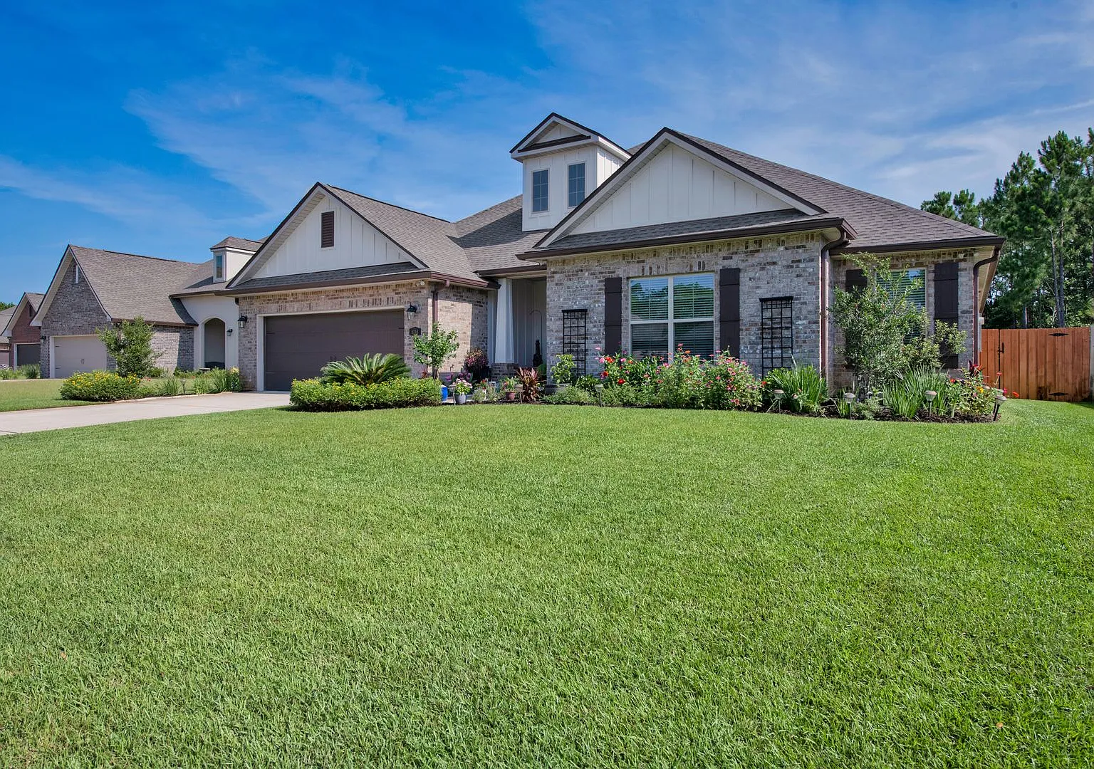 Full Pool & Lawn Service Included Luxury Living in Gulf Breeze! — Photo 2
