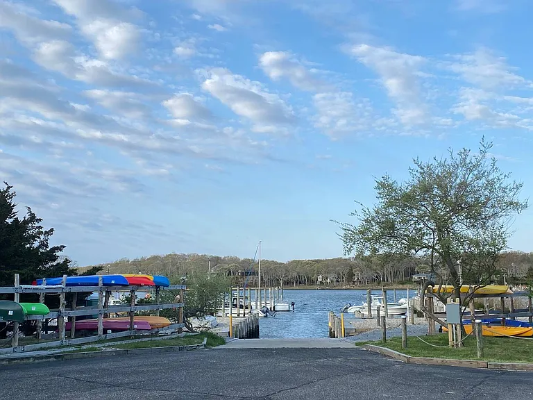 Norfolk Dr — Photo 19