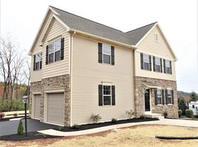 52 Michael Ln, Denver, PA