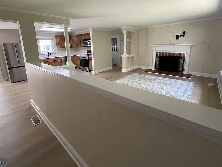 206 Willis Ave — Photo 5