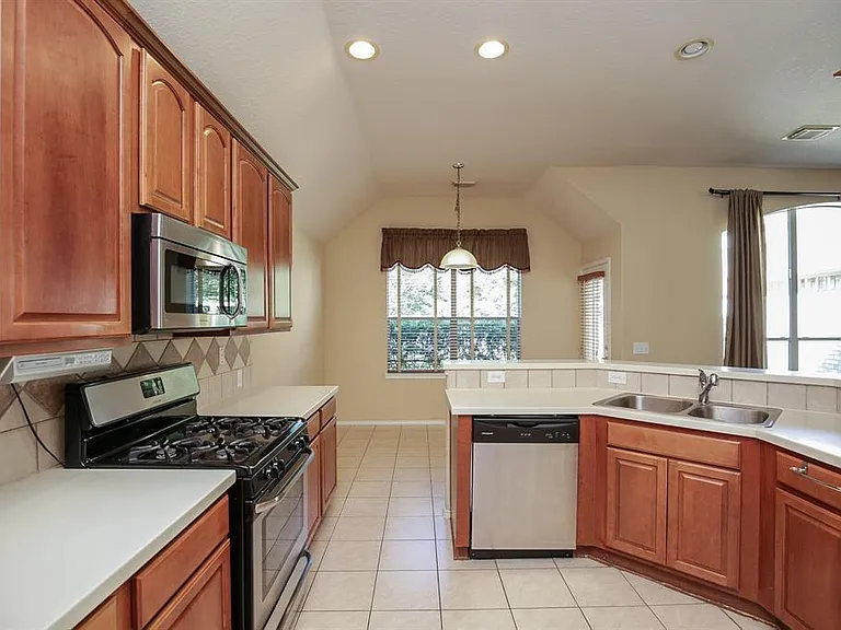 20502 Pioneer Bend Ct — Photo 12