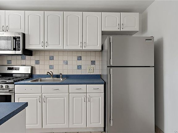 4th image of 555 McLean Ave APT 2F