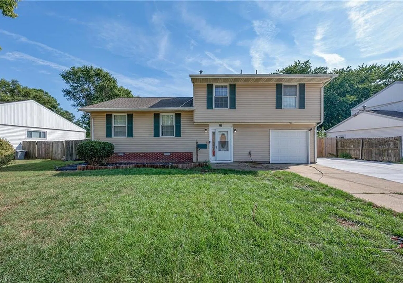 Welcome to 24 Diggs Drive! This inviting 3-bedroom, 2.5-bath home in the Tidemill Farms neighborhood — Photo 1