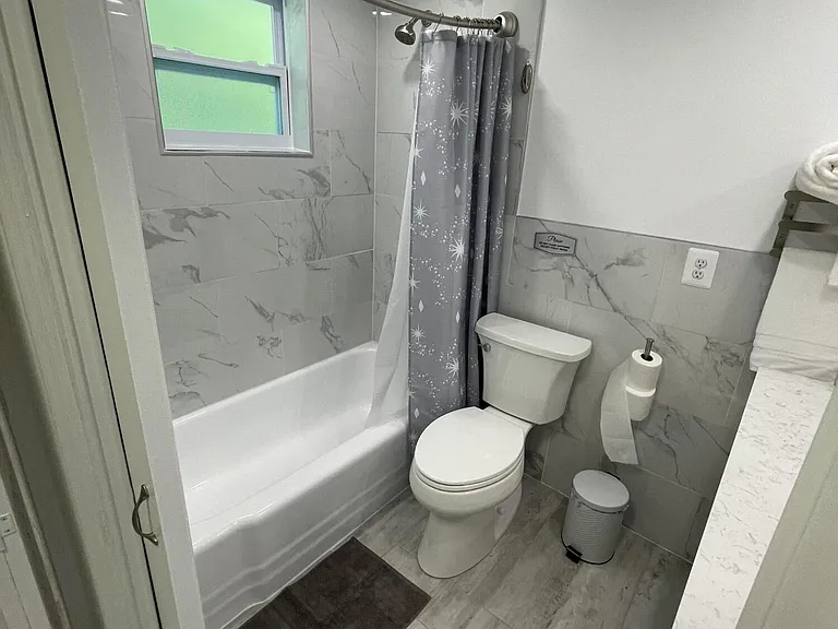 209 SE 6th St #11 — Photo 11