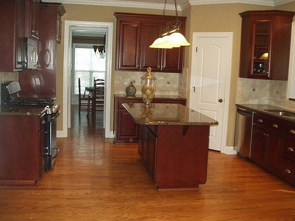 Custom Cabinets, Granite Countertops and Stainless Steel Appliances