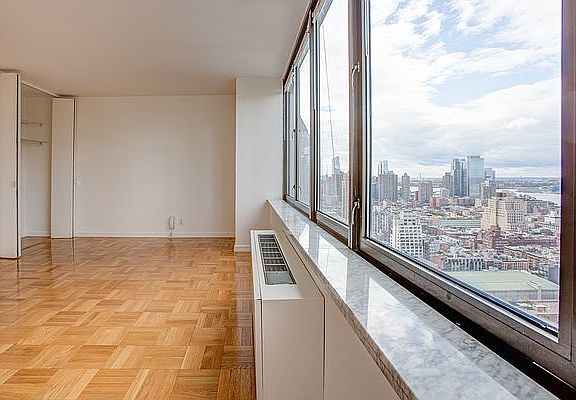 4th image of 235 W 56th St #C37