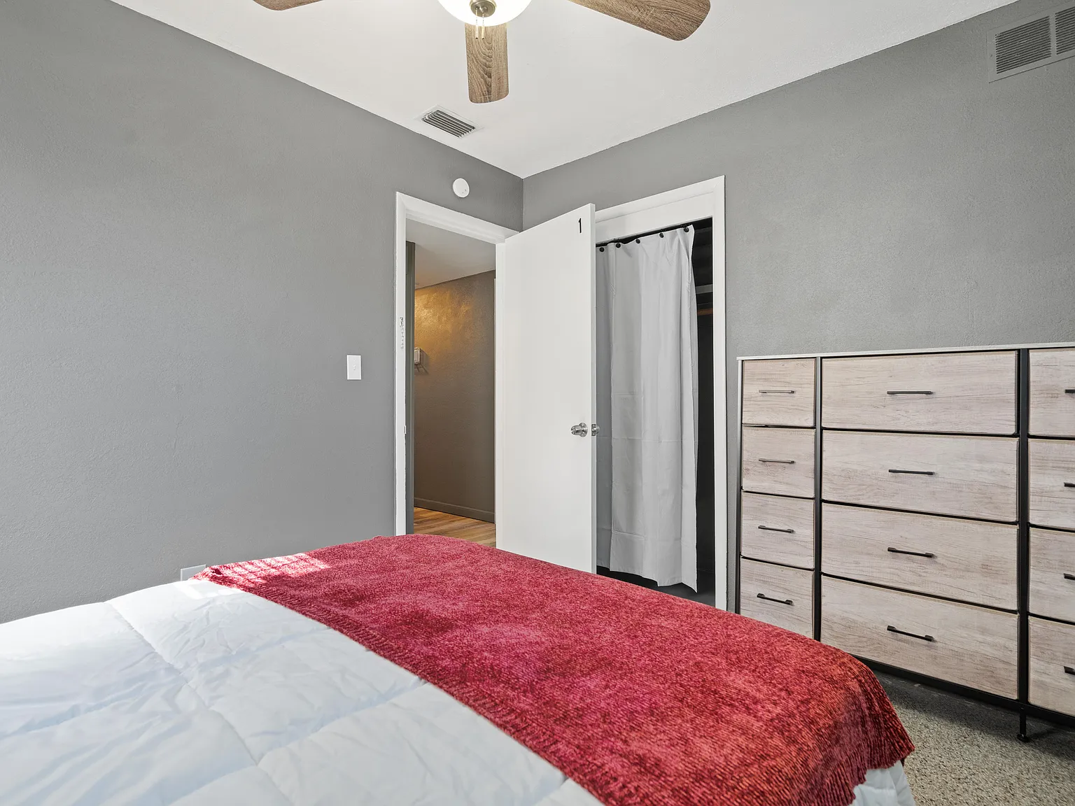 4 bed, 3.0 bath, 1800 sqft, $901 — Photo 3