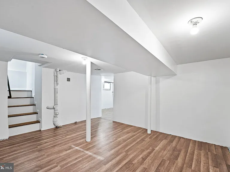 255 S 6th Ave — Photo 20