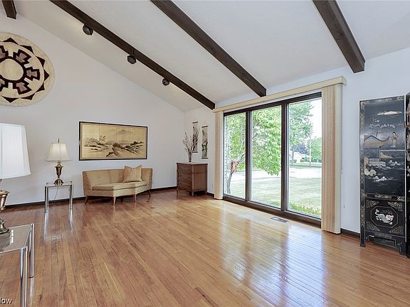 3rd image of 946 Oakview Dr
