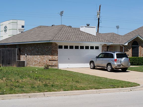 2nd image of 919 N Meadow Cir