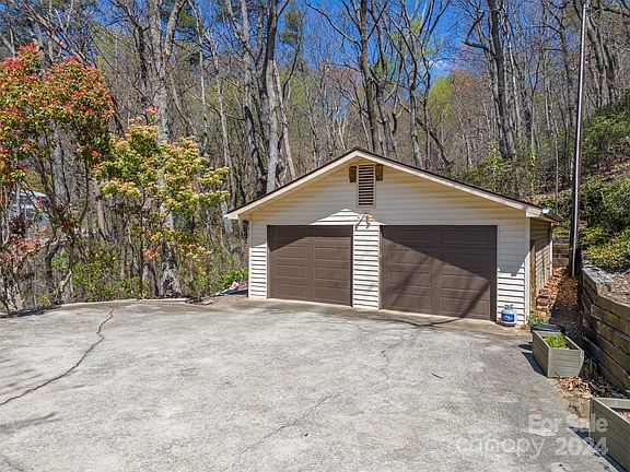 5th image of 12 E Park Dr