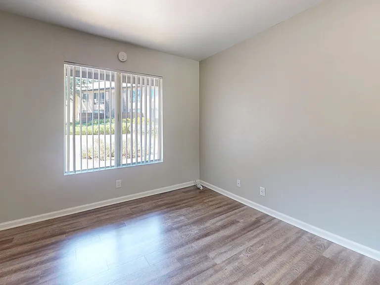 Charter Oaks Apartments — Photo 33