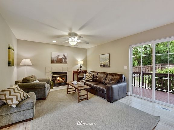 4th image of 693 Klickitat Place NE