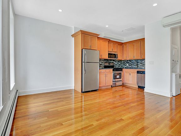 5th image of 496 Willoughby Ave #3