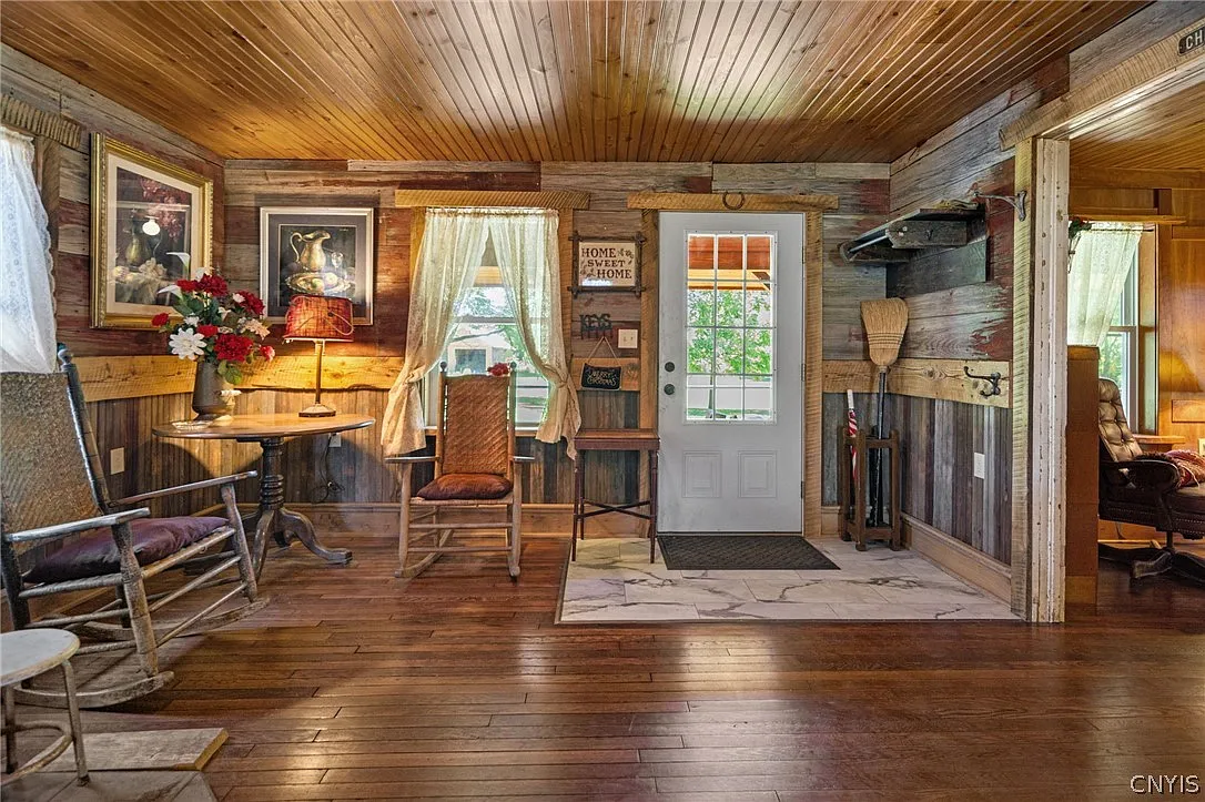 3 bed, 2.0 bath, 2297 sqft, $2,800 — Photo 3