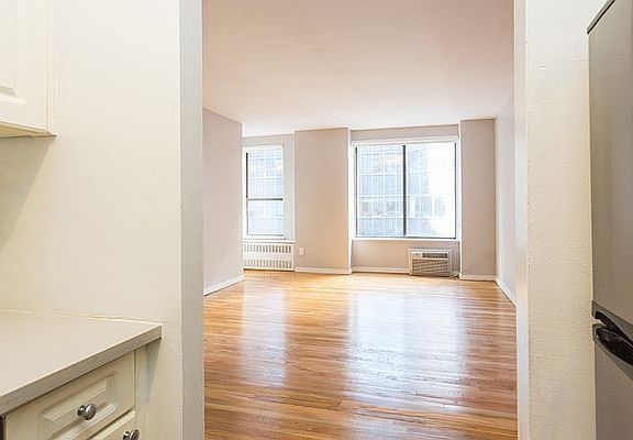 3rd image of 114 E 40th St APT 4B
