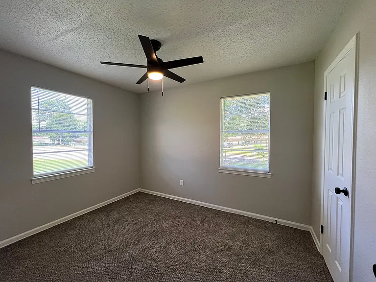385 Washburn Dr — Photo 7