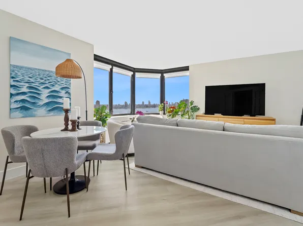 415 East 37th Street 31D image 3 of 22