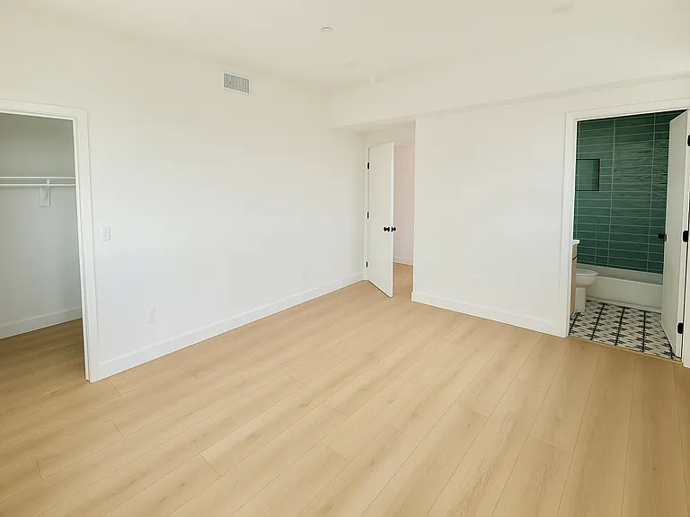 N Kingsley Dr — Photo 8