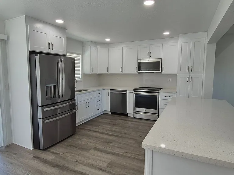132 Hyannis Ct — Photo 4
