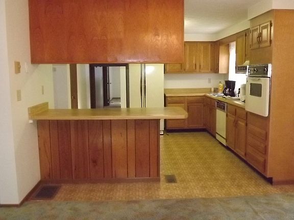 Kitchen with bar