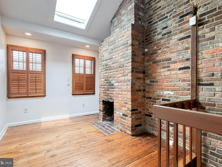 223 E Churchill St — Photo 14