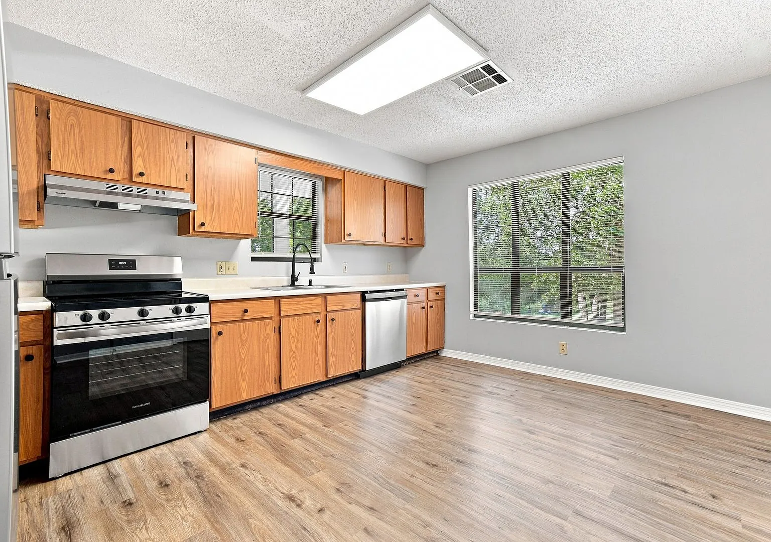 3 Bed 2 Bath in Prue - Renovated and Move-in Ready! $500 off first month rent! — Photo 2