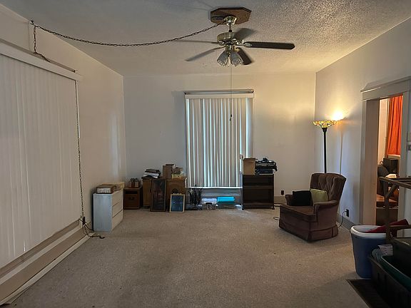4th image of 402 E Hickory Street