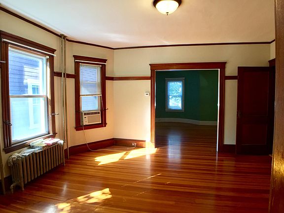 4th image of 822 Centre St