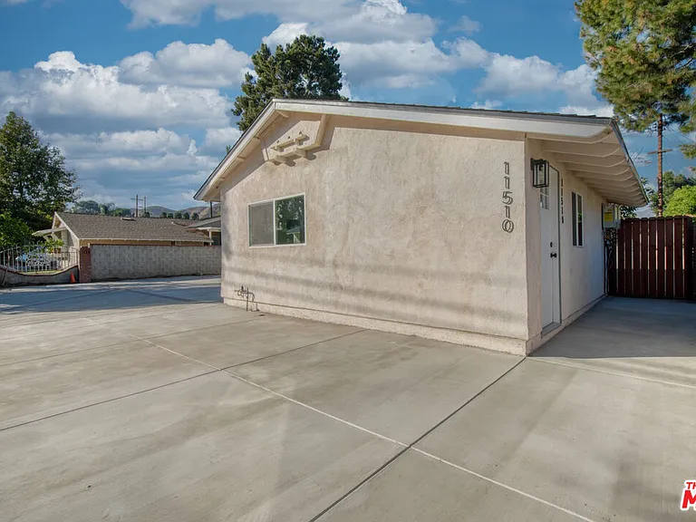 11510 Fenton Ave — Photo 1