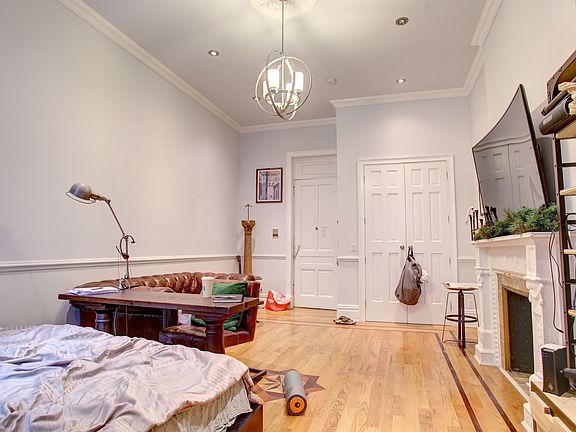 3rd image of 130 W 73rd St APT 4
