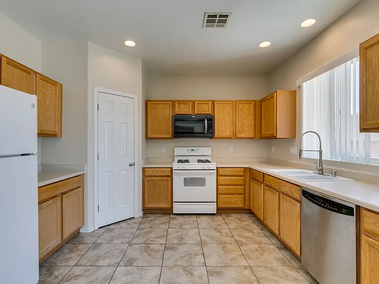2925 Dowitcher Ave — Photo 15