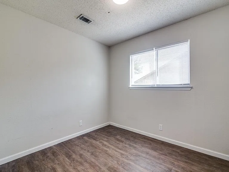 412 Craddock Ave — Photo 13