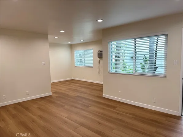 18657 Collins St #4, Tarzana, CA 91356