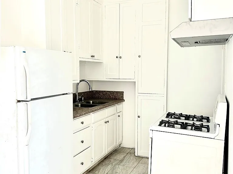 212 S Lake St — Photo 4
