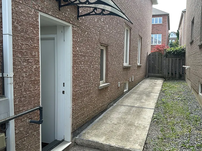 658 Grand Trunk Ave #BSMNT — Photo 2