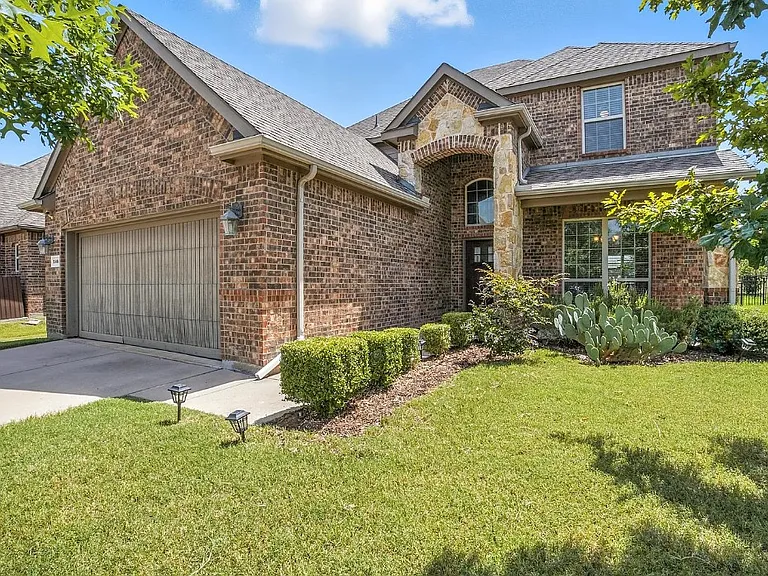 2404 Sabine Cir — Photo 1